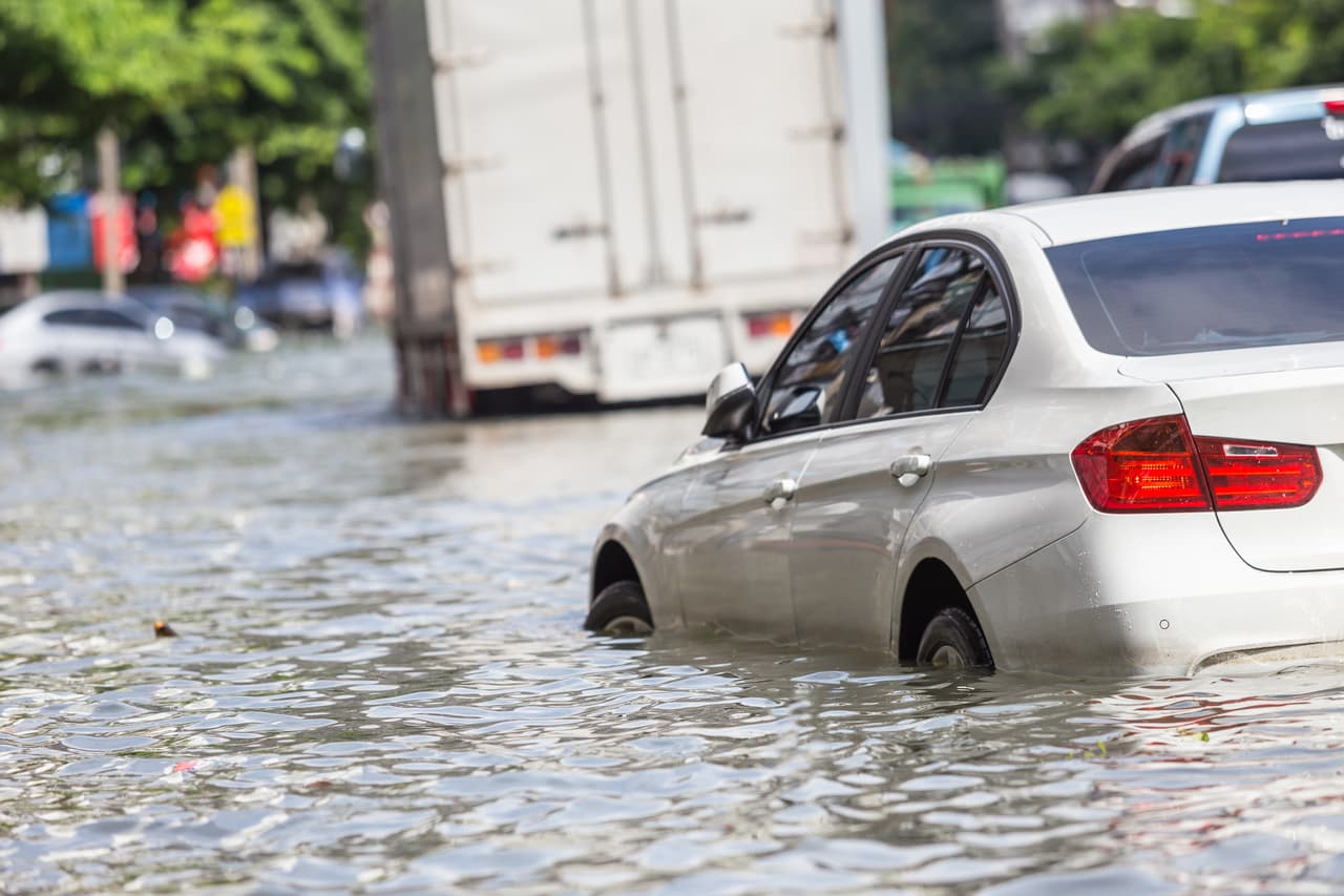Evita comprar un carro afectado por las inundaciones. Te decimos cómo prevenirte de un fraude