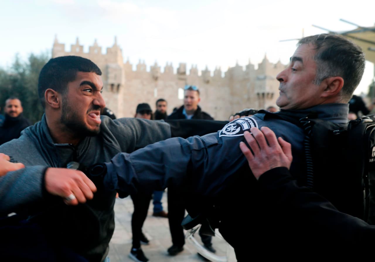En Jerusalén hubo enfrentamientos entre manifestantes palestinos y las autoridades israelíes. El control israelí de la ciudad está en disputa desde su ocupación total en 1967 tras la Guerra de los Seis Días.