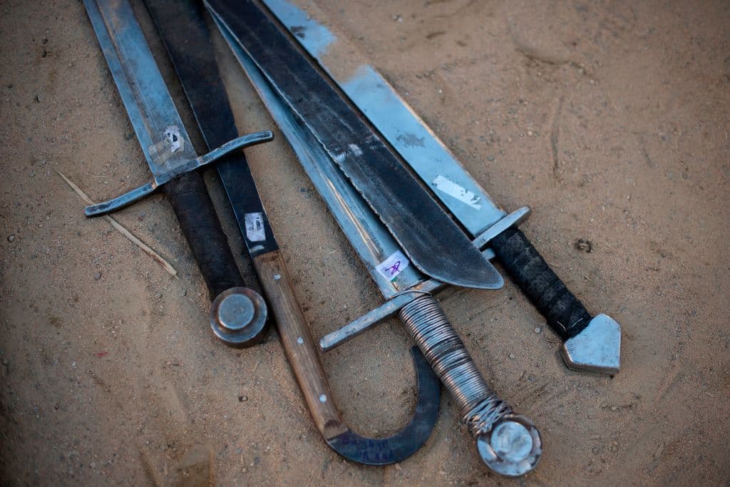 <h3 class="cms-h3-H3"><b><u>Porte de espadas y machetes en público</u></b></h3>
<br>Las personas mayores de edad podrán desplegar cuchillos, espadas y lanzas en público. Estas armas quedan prohibidas en bares, escuelas, universidades, eventos deportivos, lugares de votación, parques de carreras, correccionales, instalaciones médicas, parques recreativos y lugares de oración.