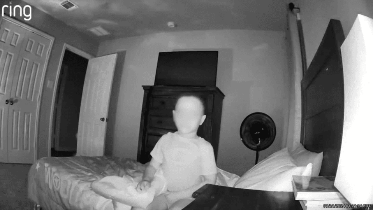 El niño pequeño estaba despierto en su cama y el video de la cámara, que es sensible a los movimientos, comenzó a grabar. Él estaba observando a la cámara y se levantó de la cama un momento.