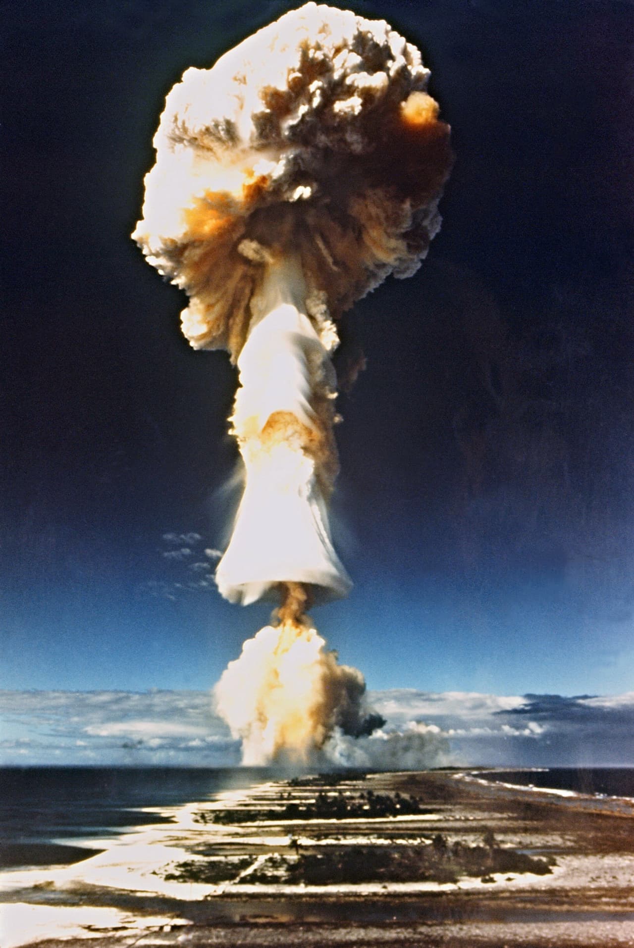 <a href="https://www.un.org/disarmament/wmd/nuclear/"><b>Según Naciones Unidas,</b></a> hasta la fecha se han llevado a cabo más de 2.000 ensayos nucleares. 
<br>
