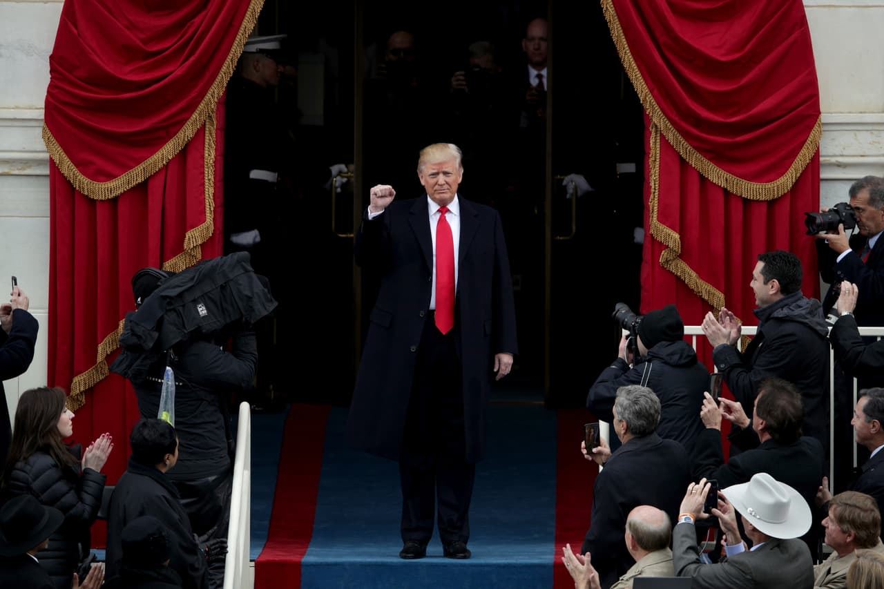 El presidente electo Trump, con el puño cerrado ante los asistentes a la inauguración.
