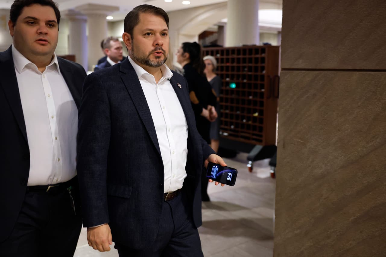 Sobre el aborto, Rubén Gallego afirma que la decisión debe ser tomada entre “la familia, el doctor, la mujer, y no los políticos”.