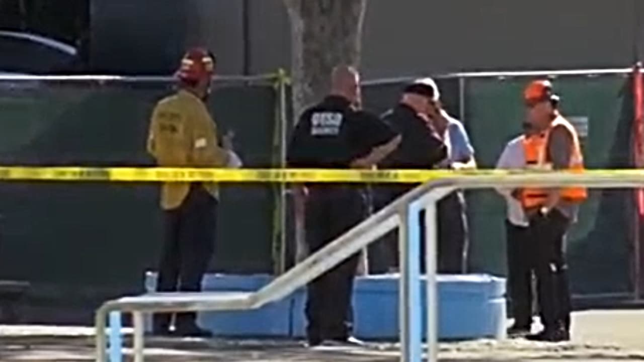 Trabajador de la construcción muere tras derrumbe de tribuna en escuela preparatoria