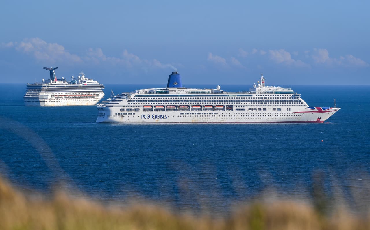 Los viajes cancelados son los que estaban programados para el mes de noviembre. 
<br>
