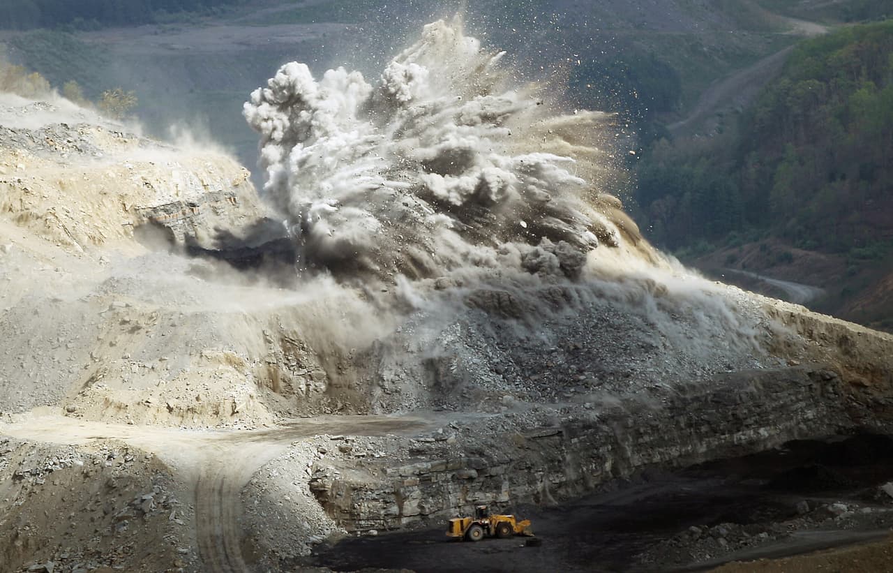 La minería de extracción a cielo abierto se lleva a cabo detonando explosivos para acceder al carbón, esta práctica está cambiando el paisaje norteamericano. Según la organización Appalachian Voices, la extracción de carbón ha alterado para siempre unas 500 de las cumbres de los Apalaches, en el condado de Wise, Virginia. La fotografía fue tomada en abril de 2012.