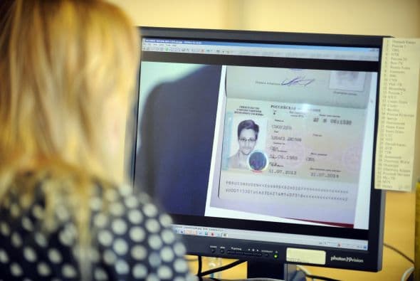 23 de junio: Snowden abandona Hong Kong y vuela a Moscú. El Gobierno hongkonés confirma su salida "por voluntad propia a un tercer país a través de un canal legal y normal".