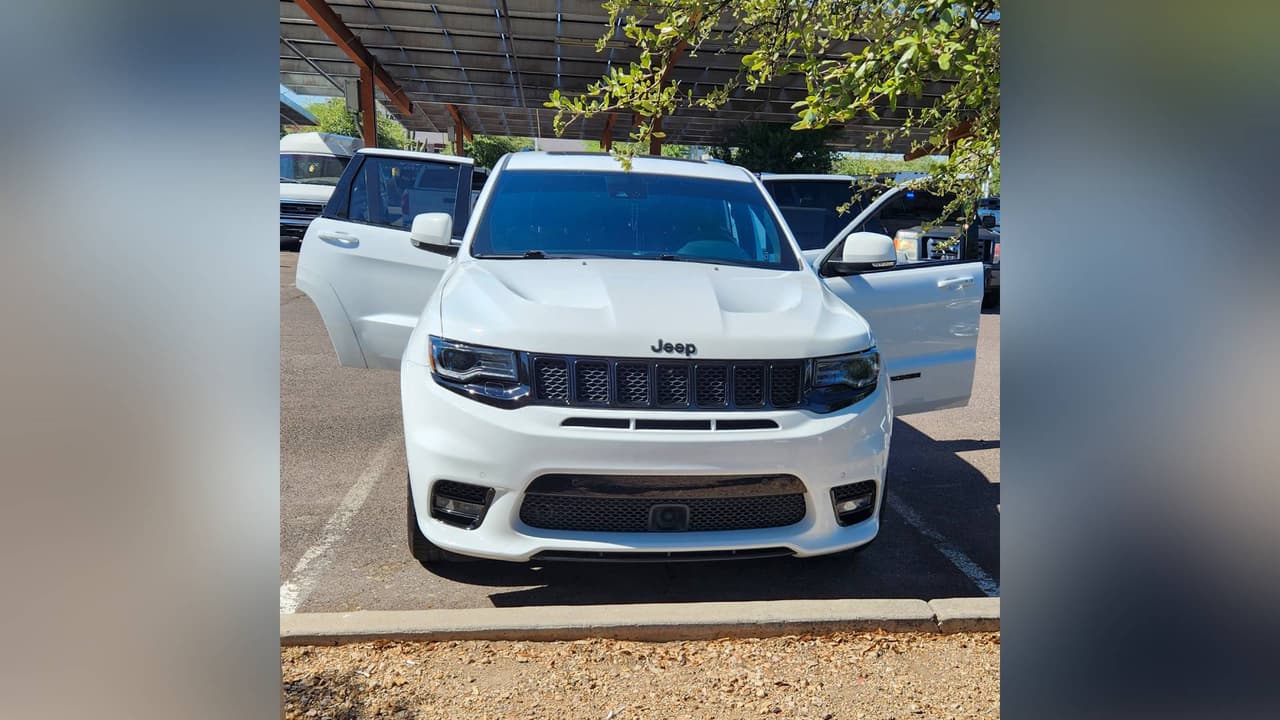 Los detectives también arrestaron a una mujer identificada como 
<b>Dayanella Galdós Abarca, de 24 años, </b>quien trabajaba como un proveedor externo de la División de Vehículos de Motor (MVD) de Arizona por conspiración y esquemas fraudulentos.