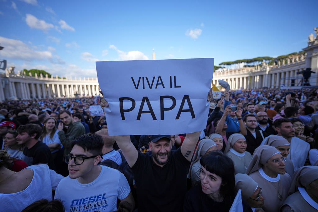 Fieles sostienen una pancarta con la leyenda "Arriba el Papa", después de que una columna de humo blanco saliera de la chimenea de la Capilla Sixtina durante el cónclave para elegir a un nuevo papa, en el Vaticano, el jueves 8 de mayo de 2025. (Foto AP/Andrew Medichini)