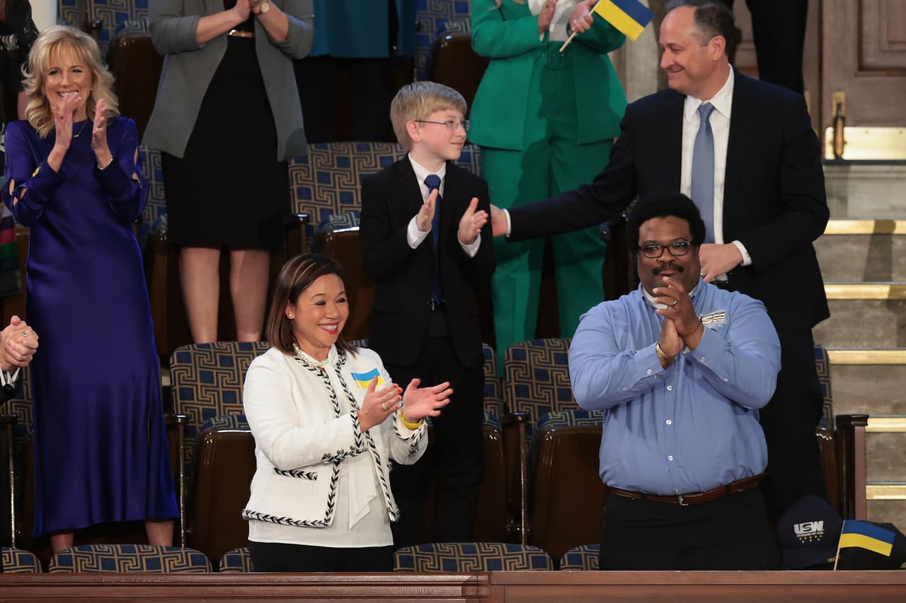 Algunos de los invitados del presidente al discurso: JoJo Burgess (abajo derecha), de la organización de trabajadores del acero New Employee, y Refynd Duro, enfermera de Ohio. 
<br>Al centro Joshua Davis, junto al segundo caballero Douglas Emhoff. “En Virginia, conocí a un niño de 13 años llamado Joshua Davis. Tanto él como su papá tienen diabetes tipo 1, lo que significa que necesitan insulina todos los días. La insulina cuesta alrededor de $10 por vial”.
<br>Aseguró que las compañías farmacéuticas cobran a familias como Joshua y su papá hasta 30 veces más.
<br>