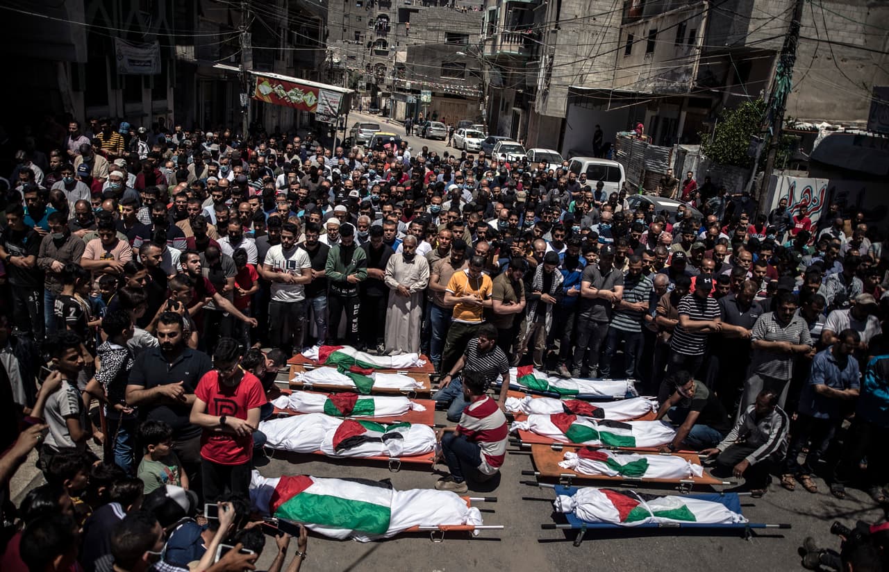 El funeral de dos mujeres y ocho hijos de la familia Abu Hatab en la ciudad de Gaza, quienes perdieron la vida en un ataque aéreo israelí el sábado 15 de mayo. 
<br>