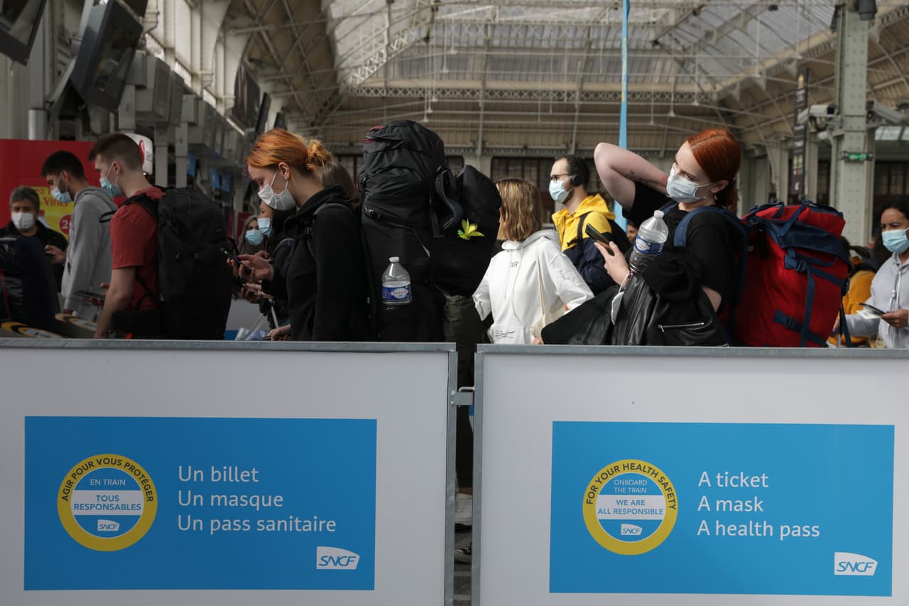 Francia comenzó a exigir a las personas que muestren un código QR para mostrar un 'pase especial' que compruebe que la persona que lo porta está vacunada contra 
<a href="https://www.univision.com/temas/coronavirus">el coronavirus</a> antes de poder disfrutar de restaurantes y cafés o viajar en avión, tren o autobús por todo el país. La medida es pionera y no está exenta de polémica. En la fotografía, pasajeros en la estación Gare de Lyon, en París.