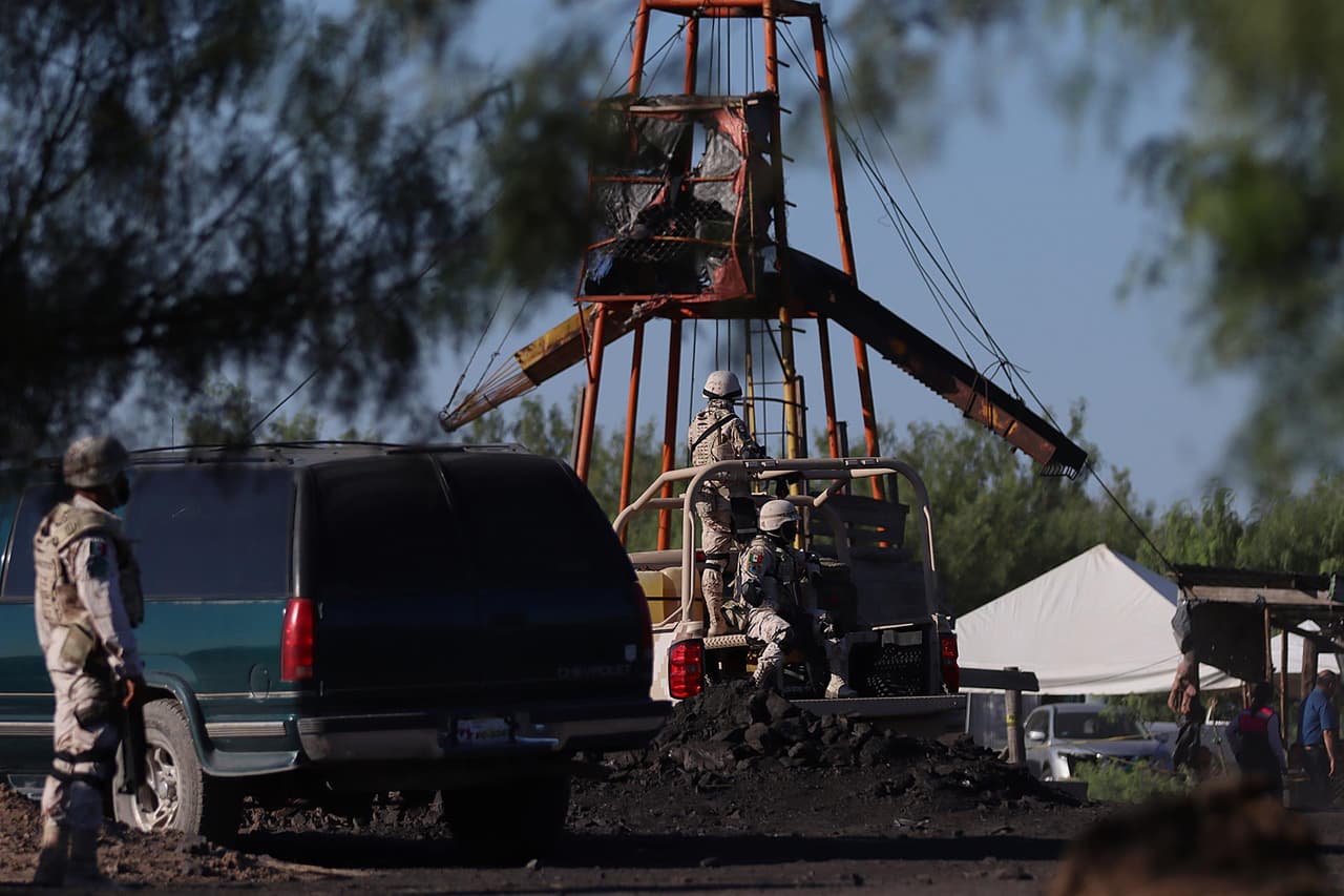 Al menos 
<b><a href="https://www.univision.com/noticias/america-latina/mineros-atrapados-mina-sabinas-coahuila-rescate">10 </a></b>
<a href="https://www.univision.com/noticias/america-latina/mineros-atrapados-mina-sabinas-coahuila-rescate">mineros quedaron atrapados en una mina de carbón</a> en Coahuila, al norte de México, tras un derrumbe que se registró en el área donde estaban realizando actividades de excavación, según informaron este miércoles autoridades mexicanas de Protección Civil.