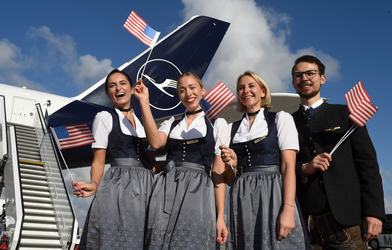 Miembros de la tripulación de un vuelo de Lufthansa antes de partir desde Múnich hacia Miami, el 8 de noviembre de 2021. 
<br>
<br>Estados Unidos reabrió sus fronteras terrestres y aéreas a los visitantes extranjeros completamente vacunados contra el 
<a href="https://www.univision.com/noticias/coronavirus"><u>covid-19</u></a>, poniendo fin a 20 meses de restricciones de viaje que separaban familias y frenaban el turismo y los negocios.
<br>