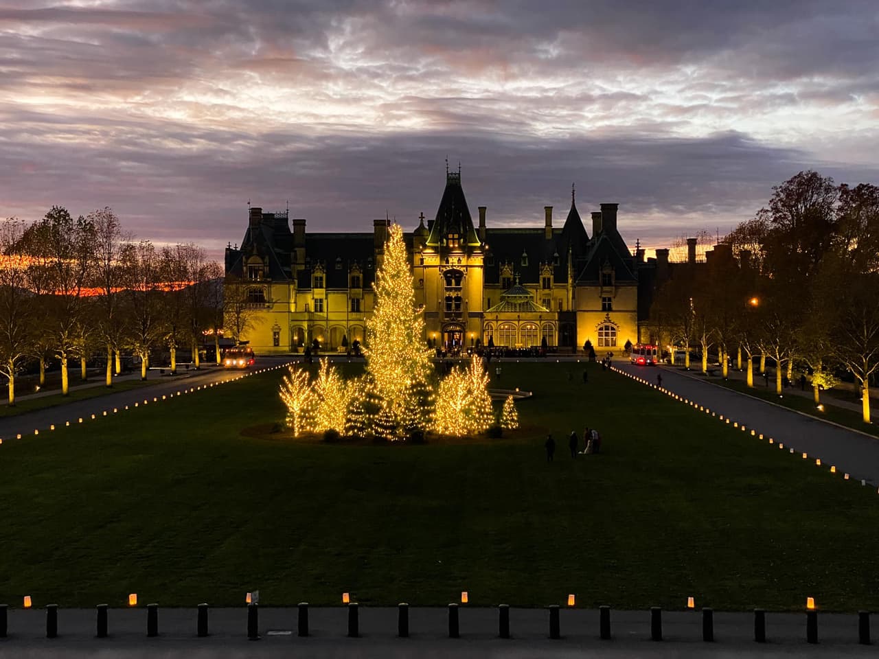 <b>Candlelight Christmas Evenings at Bilmore</b>
<br>
<b>Fechas</b>: 3 de noviembre al 6 de enero de 2024
<br>
<b>Lugar</b>: One Lodge Street. Asheville, NC
<br>
<b>Sitio web</b>: 
<a href="https://www.biltmore.com/things-to-do/events/christmas/candlelight-christmas-evenings/">https://www.biltmore.com/things-to-do/events/christmas/candlelight-christmas-evenings/</a> 
<br>
<br>Christmas at Biltmore ofrece una de las exhibiciones de luces navideñas más grandes de Carolina del Norte. Durante las noches de Navidad a la luz de las velas, verás un enorme abeto noruego iluminado en el jardín delantero y luminarias en el camino para guiar su caminata. Dentro de Biltmore House, encontrarás árboles de Navidad decorados por todas partes y 135.000 luces LED y miniluces parpadeando alrededor de la propiedad.