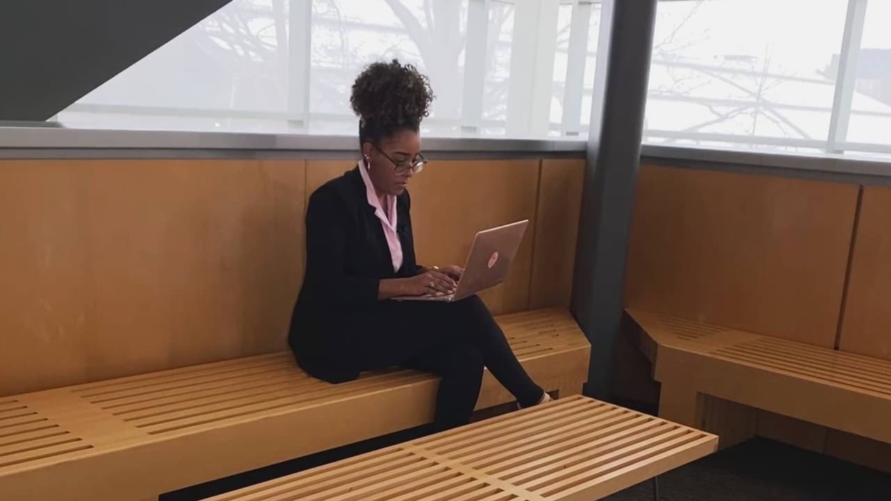 El Desfile Nacional Dominicano está otorgando 
<b><a href="https://www.univision.com/local/nueva-york-wxtv/becas-estudiantes-dominicanos-como-aplicar-requisitos" target="_blank">becas a estudiantes de ascendencia dominicana</a> que residan en Nueva York y otros estados del país</b>. 
<a href="https://natddp.org/scholarships/#elegibility-requirements" target="_blank">Haz clic aquí</a> para verificar los requisitos y activar tu formulario de elegibilidad. 
<b>Tienes hasta el 14 de abril</b>.