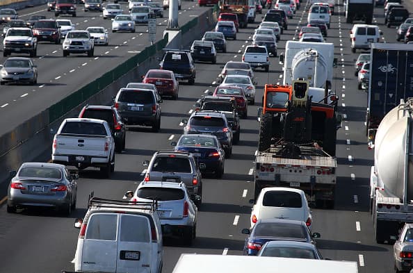 A pesar del 
<a href="https://www.univision.com/noticias/criminalidad/huachicoleo-estados-unidos-elevado-costo-gasolina">alto precio de la gasolina</a>, un récord de 
<b>42 millones de personas se desplazarán en auto</b> durante el fin de semana del 
<a href="https://www.univision.com/noticias/podran-estadounidenses-celebrar-4-de-julio-independencia-del-coronavirus-como-anuncio-biden">4 de Julio</a>, según proyecciones de la Asociación Estadounidense de Automóviles (AAA por sus siglas en inglés).