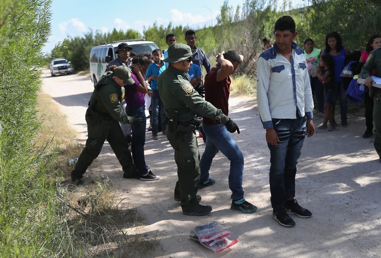 <b>Fin de la política de ‘catch and release’. </b>En abril de 2018 Trump firmó un memorando con una serie de órdenes para acabar con 
<a href="https://www.univision.com/noticias/inmigracion/la-casa-blanca-publica-memorando-que-pone-fin-a-la-politica-migratoria-del-catch-and-release">la política de 'capturar y liberar'</a>, que consistía en que luego de ser capturados los inmigrantes eran procesados y liberados con un grillete mientras avanzaba el proceso con las autoridades migratorias. La medida busca establecer nuevos espacios para mantener encerrados a los indocumentados y acelerar los procesos de deportación.