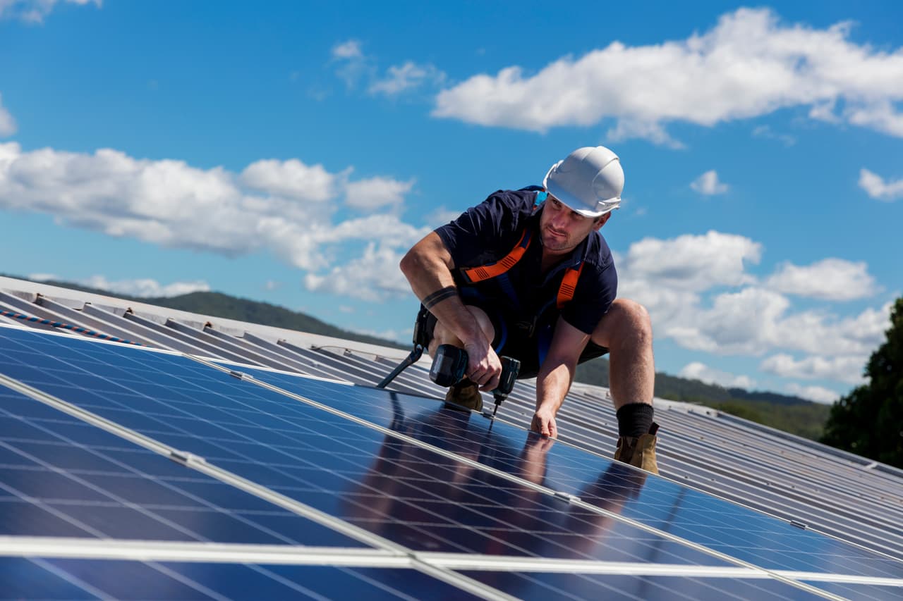 <b>Instalador de paneles solares.</b>
<br>
<br>Salario promedio anual: 44,890 dólares.
<br>
<br>Crecimiento esperado de este empleo para 2029: 50.5%.
<br>
<br>Estos expertos en energía limpia construyen, instalan y reparan paneles solares en edificios de oficinas y residencias. 
<br>
<br>Algunos toman cursos en colegios comunitarios, escuelas técnicas, aunque un diploma de escuela secundaria suele ser el único requisito educativo para comenzar en esta carrera. Algunas empresas ofrecen formación en el trabajo.
<br>