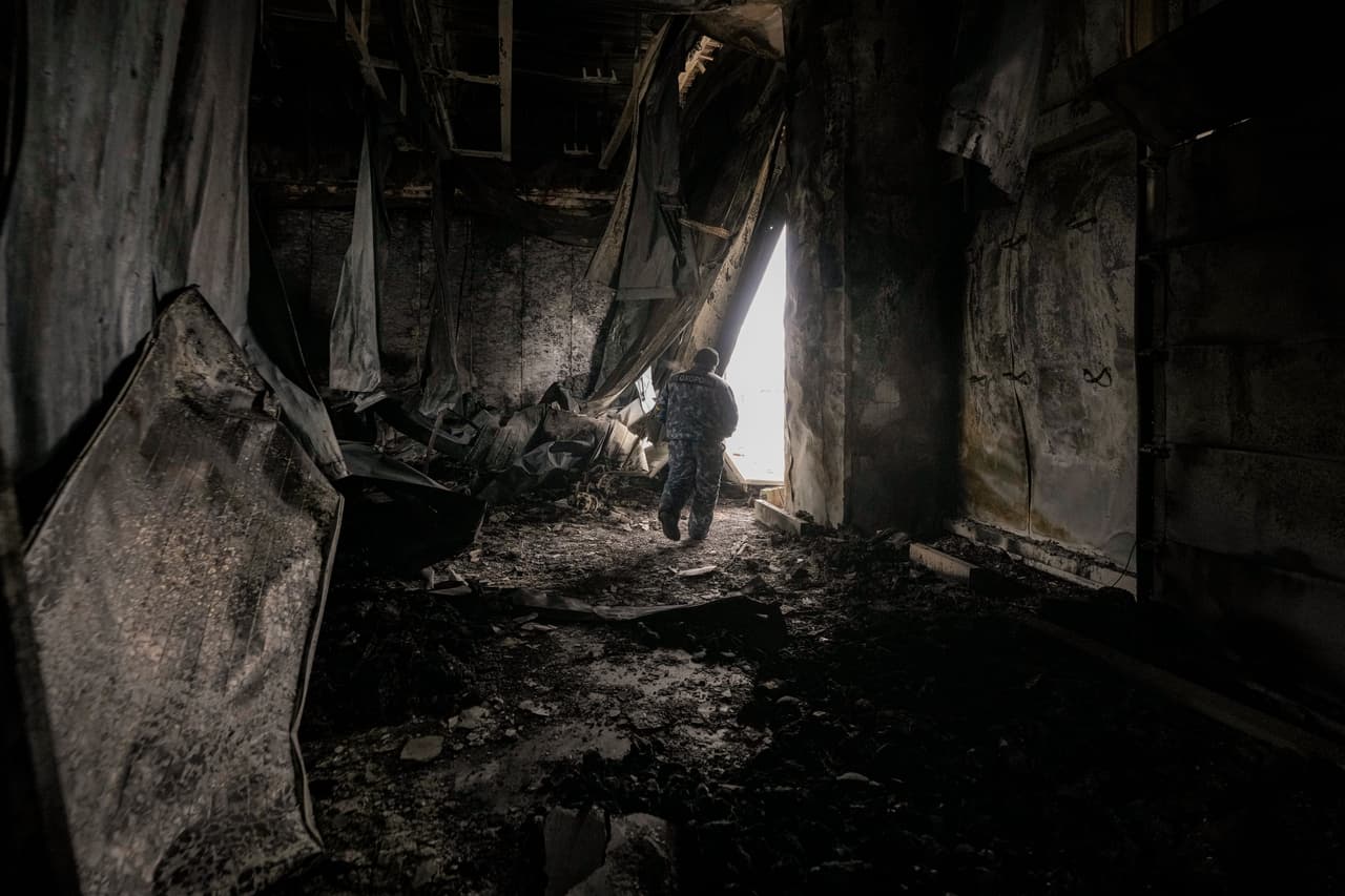 Un trabajador escapa de un almacén de alimentos que fue destruido durante un ataque aéreo durante las primeras horas del domingo en Brovary, al norte de Kiev. Las conversaciones han fracasado hasta ahora, pero un portavoz del Kremlin dijo que el lunes se llevaría a cabo otra ronda por videoconferencia, según la agencia estatal de noticias rusa Tass. Zelensky reiteró que espera conseguir un alto al fuego para establecer corredores humanitarios y 
<a href="http://uni.vi/5GbY103tAZh" target="_blank">una reunión con Putin</a> como resultado del diálogo.