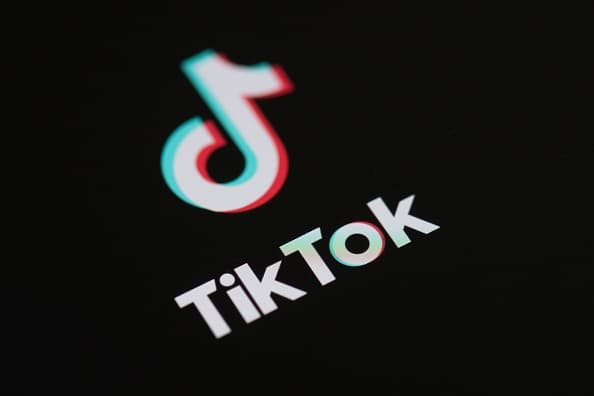 Además de los videos de Benedryl, autoridades advierten a los padres sobre otro video de TikTok potencialmente peligroso. Se llama el desafío de la nuez moscada o ‘nutmeg’, en el que los usuarios de TikTok beben de varias cucharadas de nuez moscada con leche o agua y graban sus reacciones.
<br>
<br>Según la Asociación Estadounidense de Química Clínica (AACC), de una a cuatro cucharaditas de nuez moscada pueden causar sequedad de boca, agitación, hipotermia, alucinaciones, entre otros, y en algunos casos, coma y muerte.