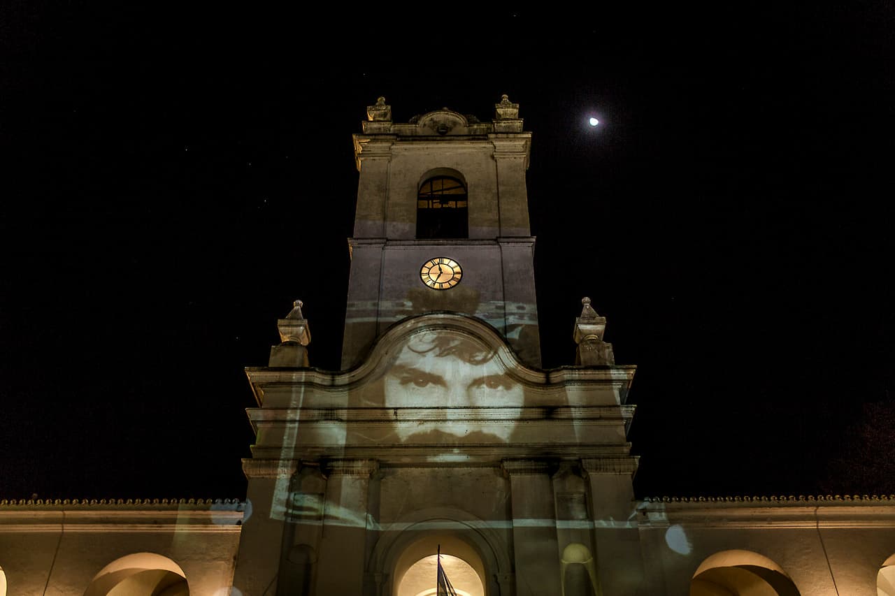 En este imagen se observa el rostro de Santiago Maldonado proyectado sobre el cabildo de Buenos Aires.