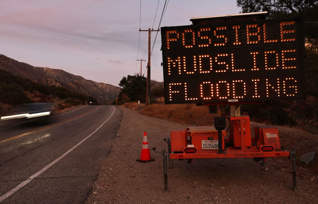 En ruta a Mount Baldy hay 
<b>múltiples advertencias sobre los riesgos en la zona</b> y el cierre de senderos y otras vías. Ningún senderista puede decir que no sabía sobre los cierres, pues está informado de diversas formas.