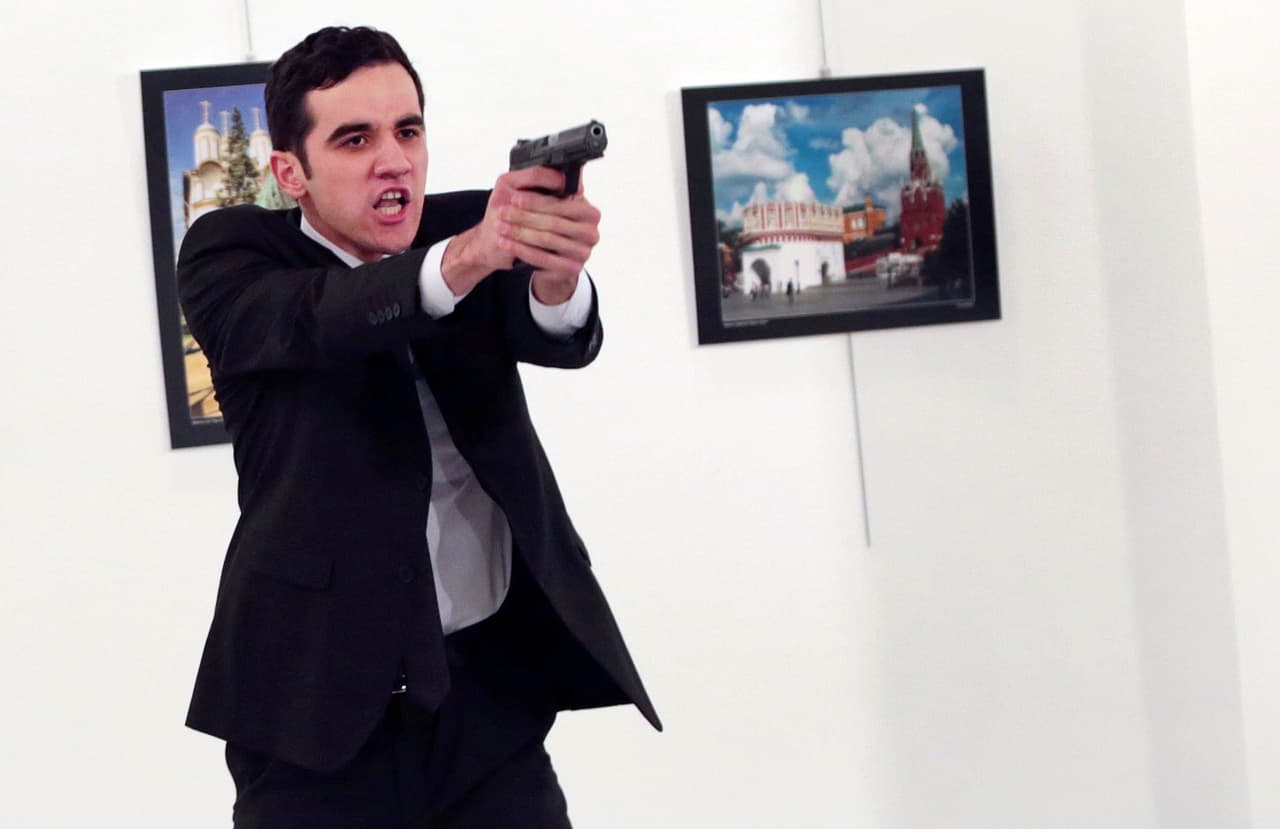 Aún se desconoce si el atacante se pegó un tiro tras el incidente o fue "neutralizado" por la policía, según reseñan los medios locales. El embajador ruso en Turquía, Andrei Karlov, instantes antes de ser atacado. Rusia ha sido un aliado cercano del presidente sirio, Bashar al Asad, y sus ataques aéreos fueron clave para debilitar a los rebeldes que luchaban contra el gobernante en la norteña ciudad de Alepo.