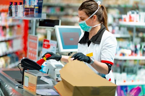 <b>¿Tengo que llenar una solicitud para recibir los beneficios?</b>
<br>Las familias que recibieron beneficios de SNAP para el mes de marzo de 2020 y tienen hijos de 5 a 18 años de edad al 17 de mayo de 2020 no tienen que solicitar beneficios. Estas familias recibirán los beneficios del programa P-EBT en su tarjeta Lone Star a más tardar el 22 de mayo. Las familias con hijos de hasta 21 años certificadas para recibir comidas gratuitas o a bajo costo durante el año escolar 2019-2020 tienen que solicitar los beneficios del programa P-EBT. 
<br>Esto también incluye a las familias que recibieron beneficios de SNAP para el mes de marzo de 2020 y tienen hijos menores de 5 años y de 19 a 21 años. Según la página web del programa, el distrito escolar le enviará un enlace a una solicitud en línea en la primera semana de junio.