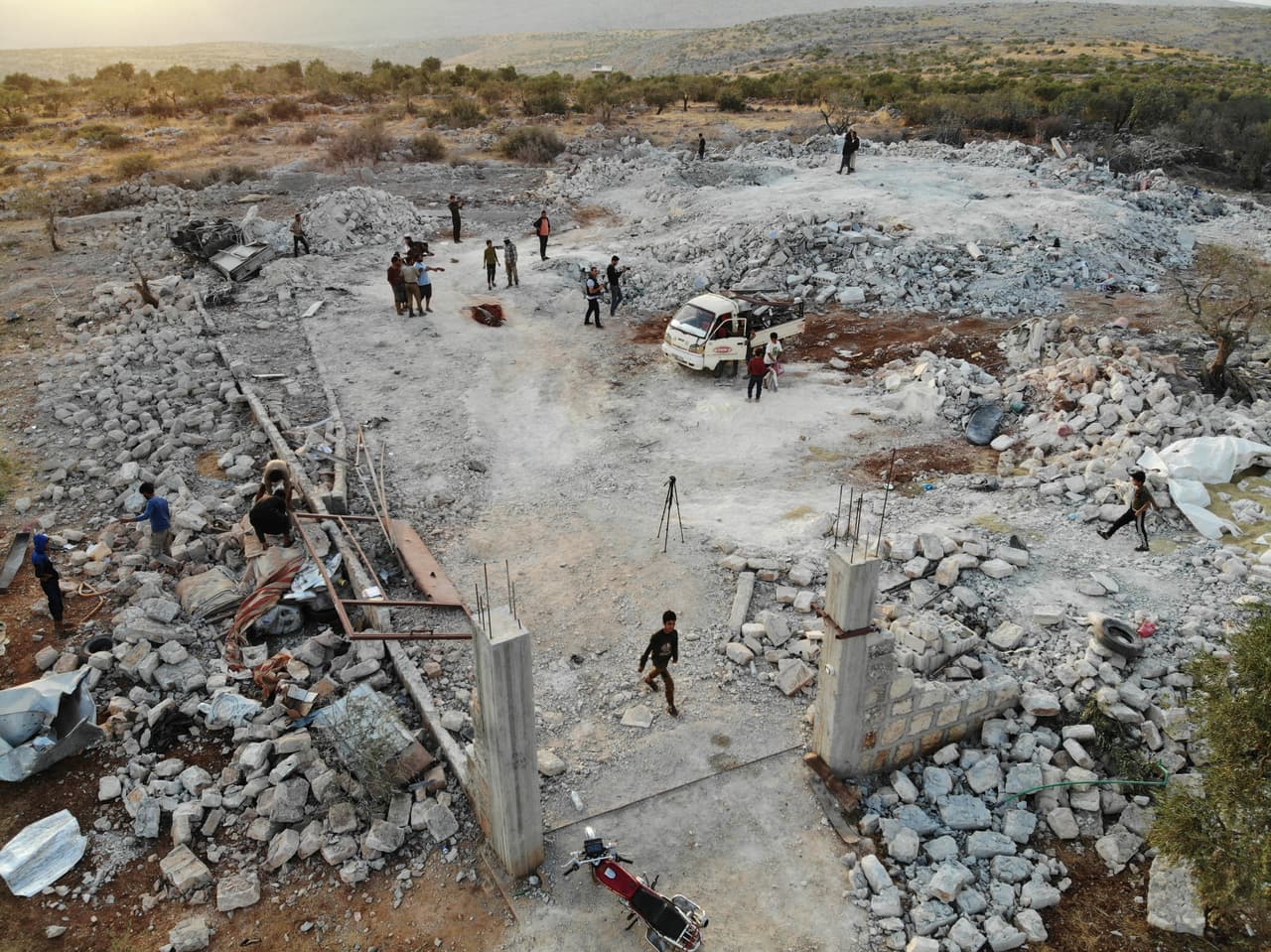 Vista aérea del lugar bombardeado en el noroeste de Siria, en Basisha, este 27 de octubre de 2019. Después de llegar al complejo, las fuerzas especiales estadounidenses rompieron un muro para evitar una entrada con explosivos y fue entonces cuando "se desató el infierno", agregó el presidente. Fuentes independientes en Siria indican que nueve personas murieron. Trump indicó que no hubo bajas estadounidenses.
<br>