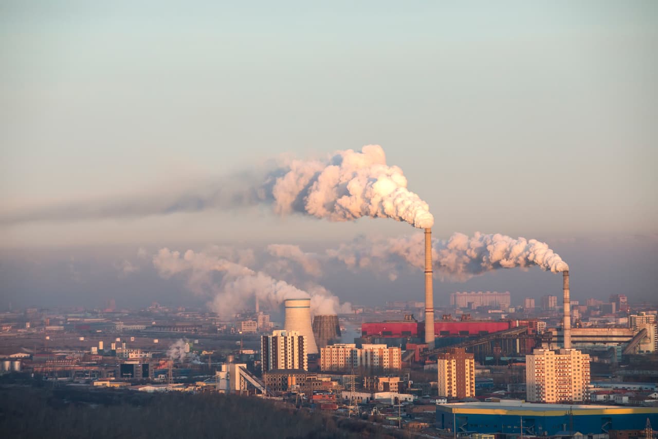 <b>Puesto 20: Ulán Bator, Mongolia. </b>1.4 millones de habitantes. Contaminación media anual por combustión: 92.2 microgramos por metro cúbico. Para identificar los lugares más contaminados del planeta, 
<a href="https://247wallst.com/special-report/2019/12/02/the-30-most-polluted-places-on-earth/7/" target="_blank">24/7 Wall St</a> revisó los datos de calidad del aire de la OMS de 2,602 ciudades en el año 2018.
<br>
