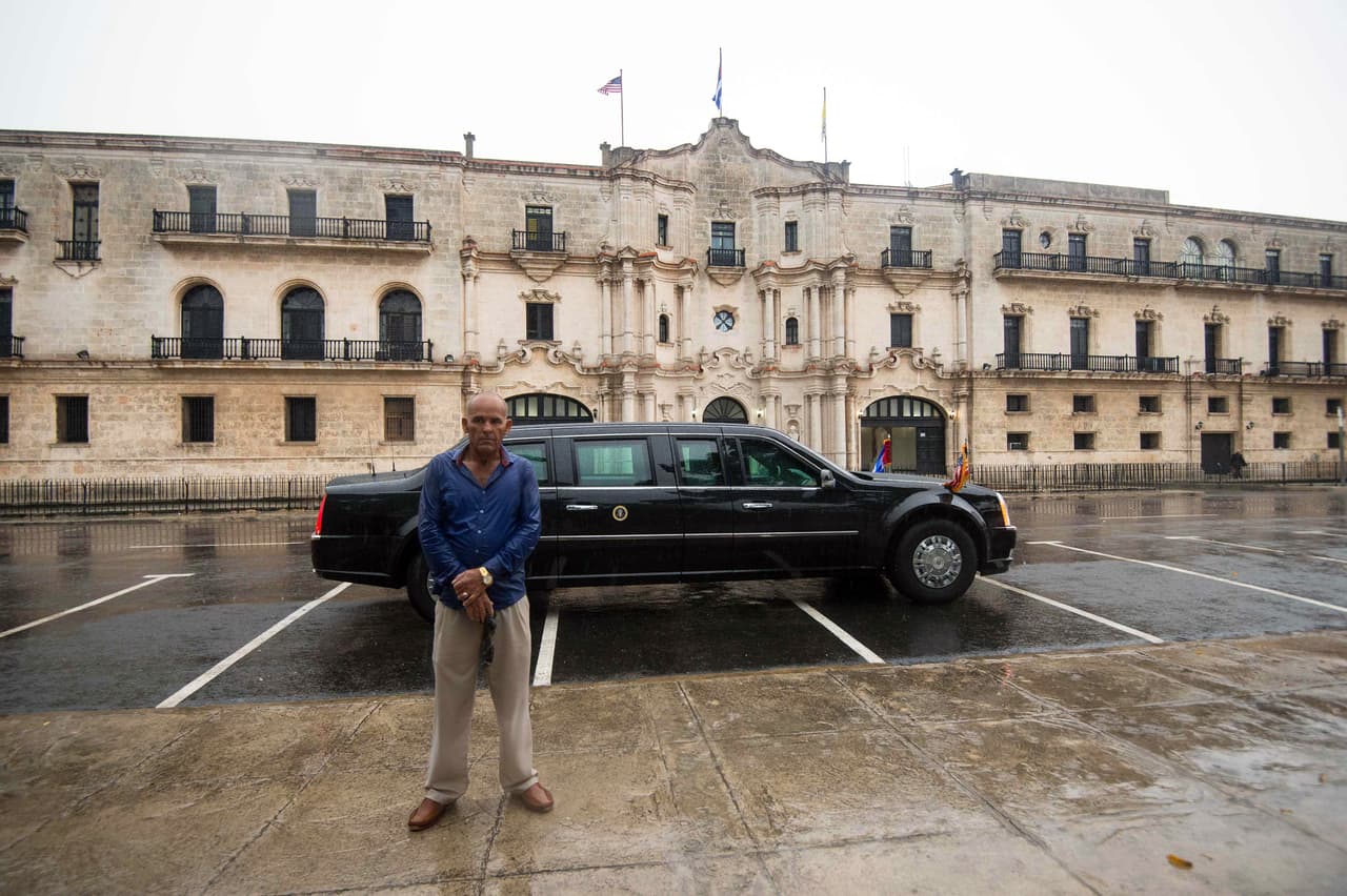 Un miembro de la seguridad cubana vigila el auto de Obama, conocido como 'La Bestia', mientras este y su familia dan un recorrido por La Habana.