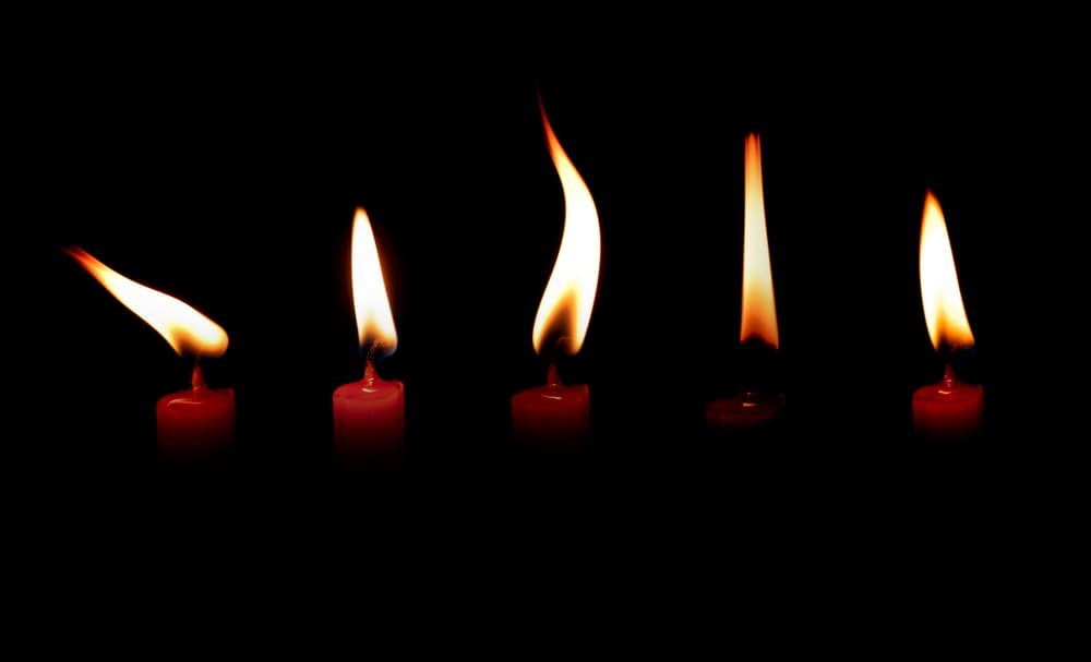 Alta, baja, con movimiento, esto es lo que significa el comportamiento de las llamas de las velas durante un ritual.