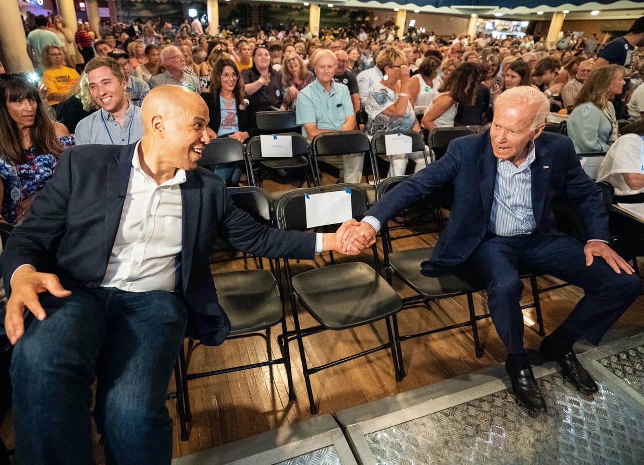 <b>Cory Booker:</b> "La respuesta al odio y la división es retomar nuestro espíritu de tener un propósito común. Joe Biden no solo ganará, también demostrará que es más lo que nos une que lo que nos divide", 
<a href="https://www.univision.com/noticias/elecciones-en-eeuu-2020/joe-biden-sigue-sumando-apoyos-el-senador-cory-booker-respalda-su-candidatura-por-la-nominacion-democrata">escribió el senador por Nueva Jersey en Twitter el 9 de marzo</a>.
