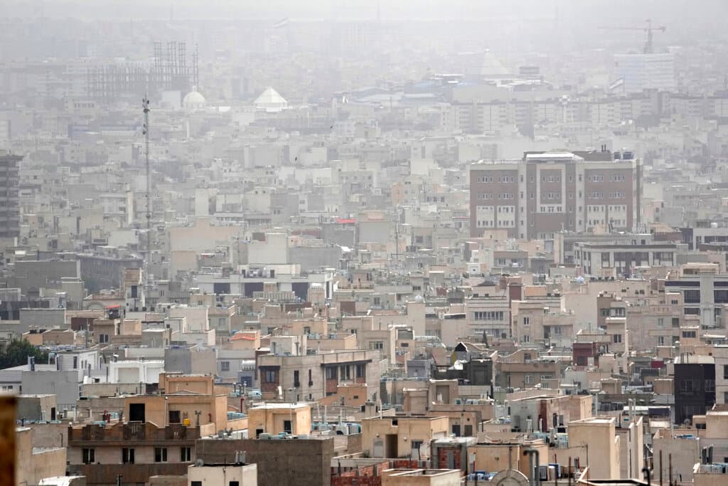 El fenómeno se da también en Irán. Las escuelas y las oficinas gubernamentales cerraron este martes en la capital iraní y en otras partes del país después de que una tormenta de arena cubriera Teherán.