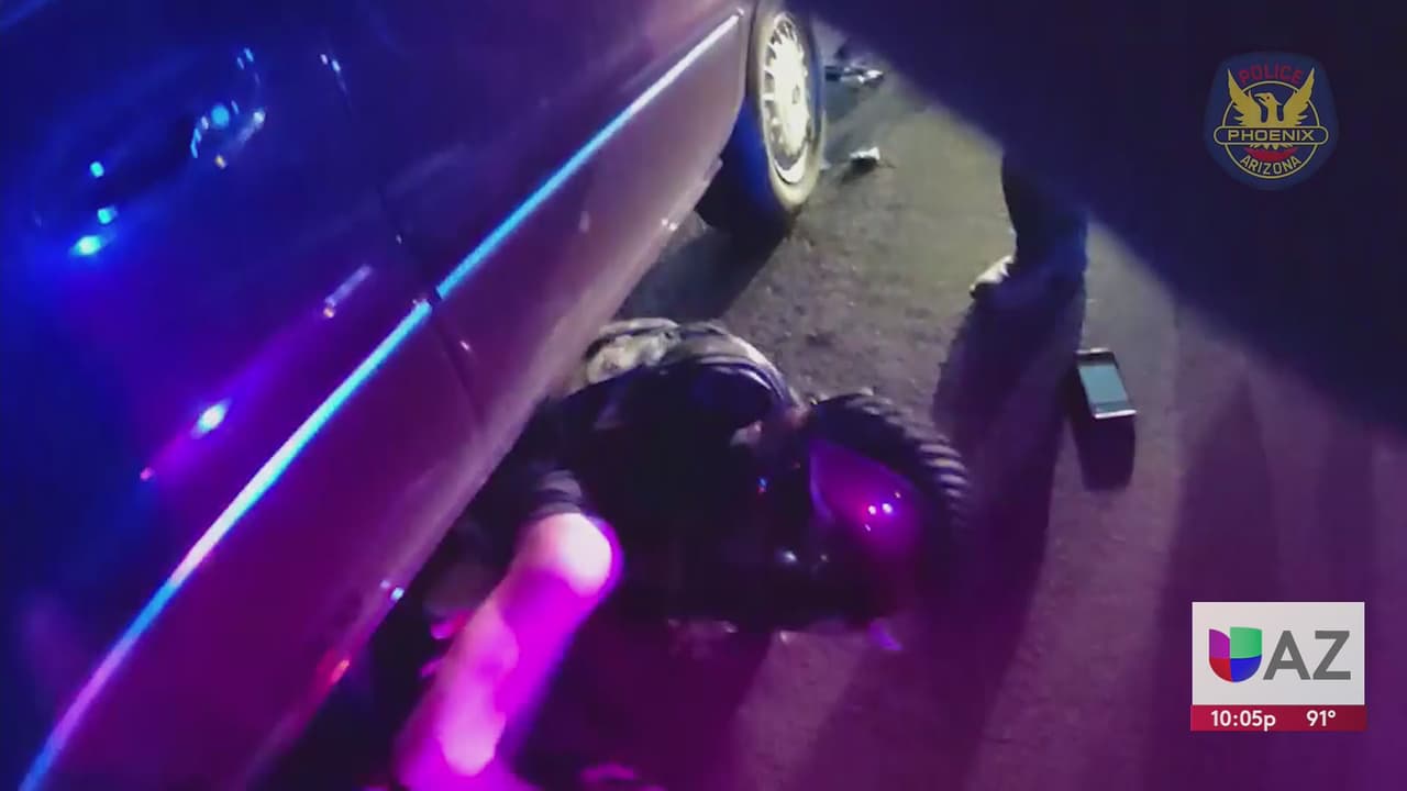 El momento en que un oficial de Phoenix levanta auto para rescatar a motociclista atrapado
