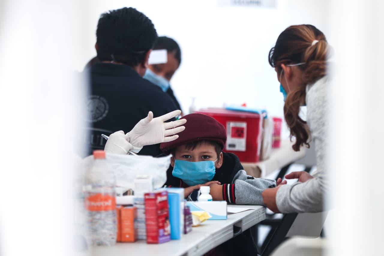 La autoridades de Tijuana han instalado servicios de salud frente a la Unidad Deportiva Benito Juárez. Funcionarios de la ciudad citados por la agencia Reuters explicaron que entre la multitud se han propagado afecciones respiratorias, piojos y un brote de varicela.