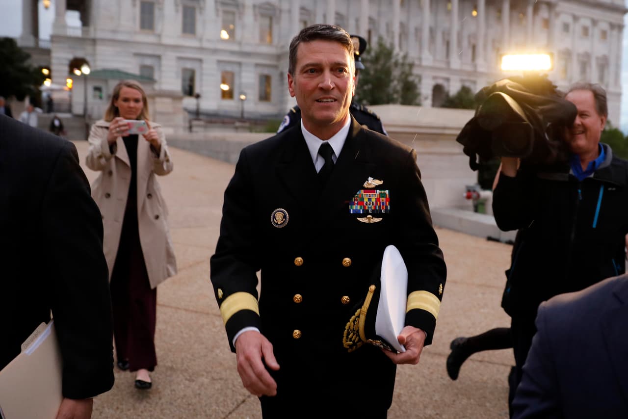 Ronny Jackson, exmédico de la Casa Blanca y hoy candidato en el distrito donde el Partido Republicano 
<a href="https://www.univision.com/local/houston-kxln/elecciones-estados-unidos-2020/el-candidato-de-trump-consigue-una-inesperada-victoria-en-el-distrito-mas-republicano-del-pais" target="_blank">obtuvo más votos en todo el país (el 13, Amarillo)</a>, y uno de los aspirantes más cercanos al presidente Donald Trump, criticó al moderador del debate, Chris Wallace. "¡Despidan a Chris Wallace! ¡Es una vergüenza para Fox News!", 
<a href="https://twitter.com/RonnyJackson4TX/status/1311128116815958016" target="_blank">afirmó</a>´.