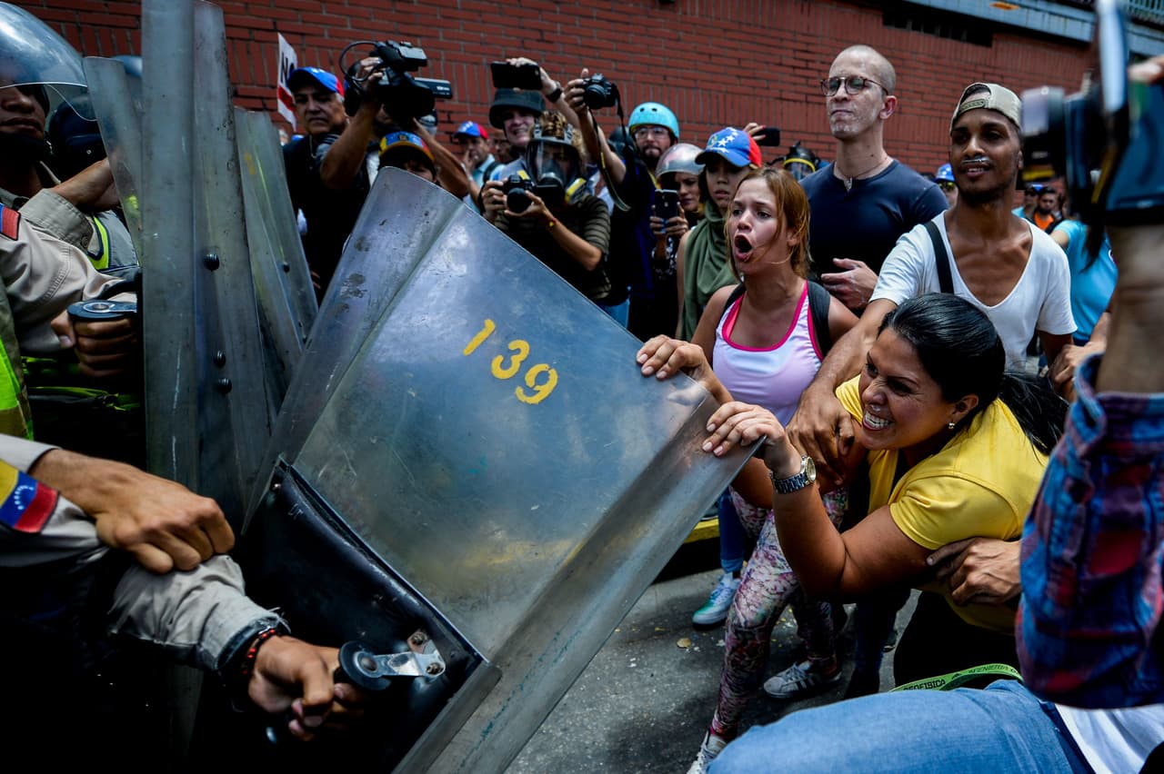 Esta mujer no dudó en intentar quitarle el escudo protector a un oficial de la Guardia Nacional Bolivariana. 4 de abril de 2017.