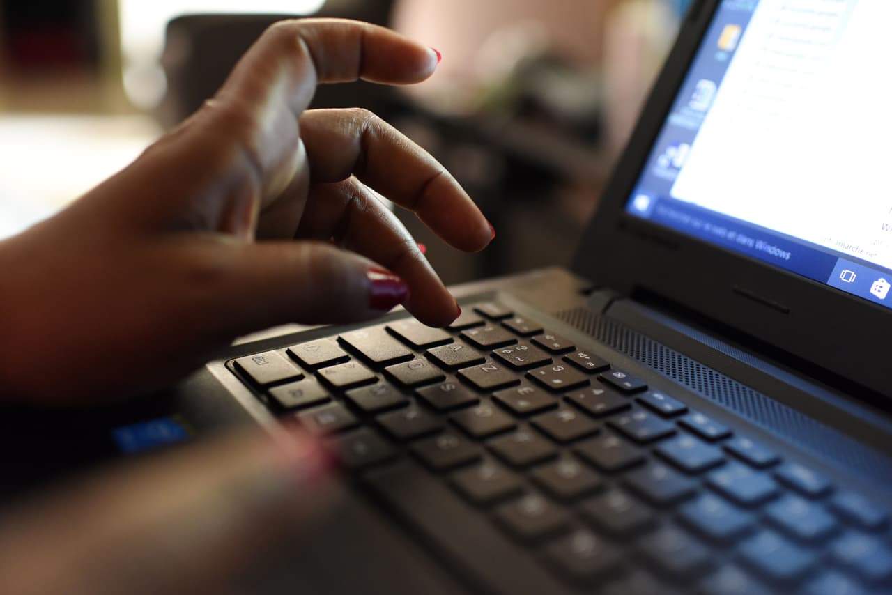 La Comisión Federal de Comunicaciones también tiene disponible un programa de beneficios de banda ancha de emergencia que cubrirá $ 50 / mes de costos de Internet, aunque aún no se ha anunciado una fecha de inicio.
