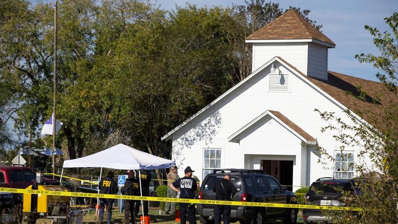 26 personas murieron y más de 20 resultaron heridas tras un 
<a href="https://www.univision.com/local/houston-kxln/noticias/tiroteos/un-tiroteo-deja-al-menos-26-muertos-en-una-iglesia-de-un-pequeno-pueblo-de-texas" target="_blank">tiroteo registrado en el interior de una iglesia en Sutherland,</a> un poblado al sureste de San Antonio. "
<b>Esta es la peor masacre ocurrida en el estado"</b>, dijo Greg Abbott, gobernador del estado, en referencia al hecho ocurrido dentro de 
<a href="http://www.univision.com/noticias/tiroteos/en-fotos-tiroteo-en-iglesia-de-sutherland-springs-deja-al-menos-20-muertos-y-decenas-de-heridos-fotos"><b>una pequeña iglesia bautista.</b></a>