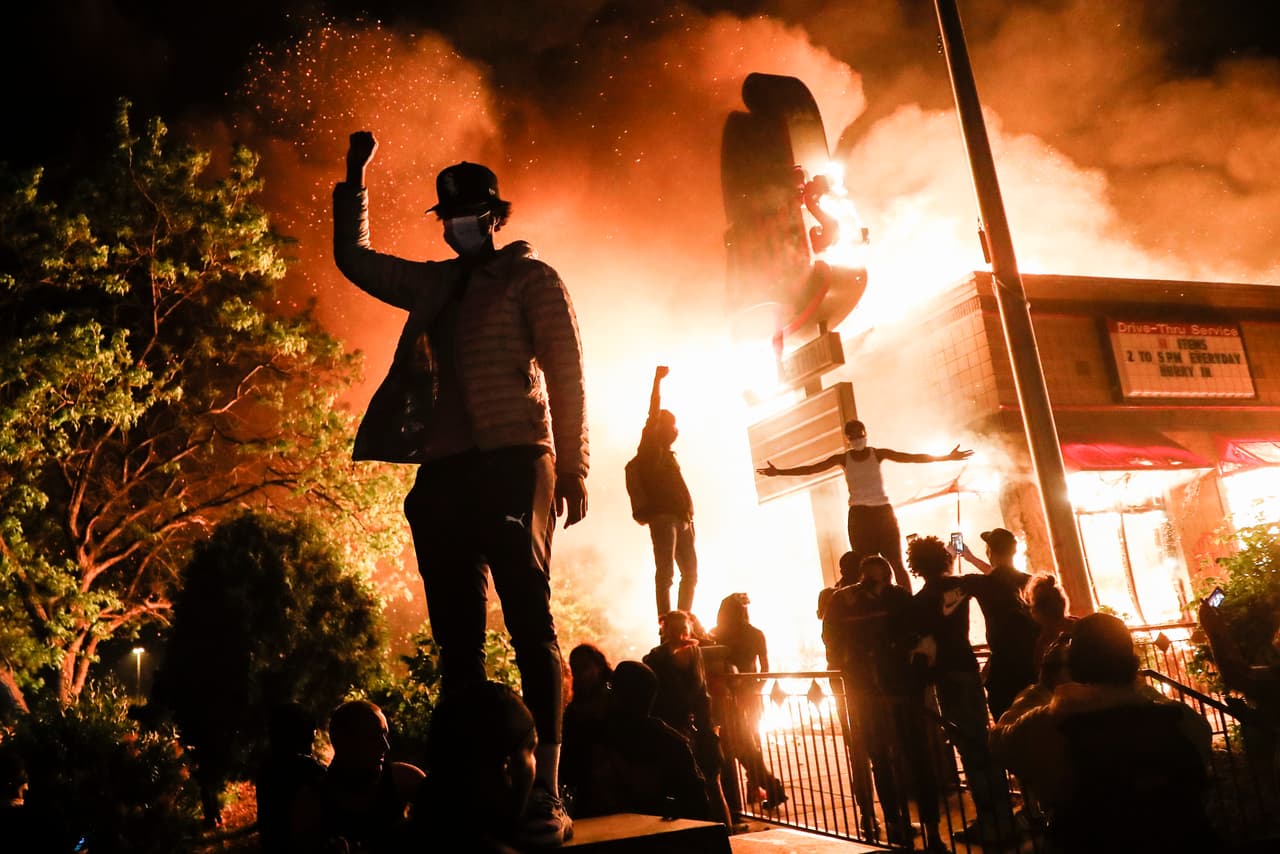 <b>Las protestas por la muerte de George Floyd.</b>
<br>
<br>El 25 de mayo de 2020 murió en manos de la policía el afroestadounidense George Floyd, lo que desató 
<a href="https://www.univision.com/noticias/sucesos/de-minneapolis-al-resto-del-pais-asi-se-propagaron-las-protestas-por-la-muerte-de-george-floyd-cronologia-en-fotos-fotos"><u>una ola de protestas sin precedentes en Estados Unidos</u></a>. En esta fotografía los manifestantes frente a la estación de policía de la ciudad de Minneapolis, donde ocurrió el incidente, cuando fue destruida por los manifestantes el 28 de mayo. La imagen ganó el tercer lugar en la categoría ‘historias’ del concurso.
