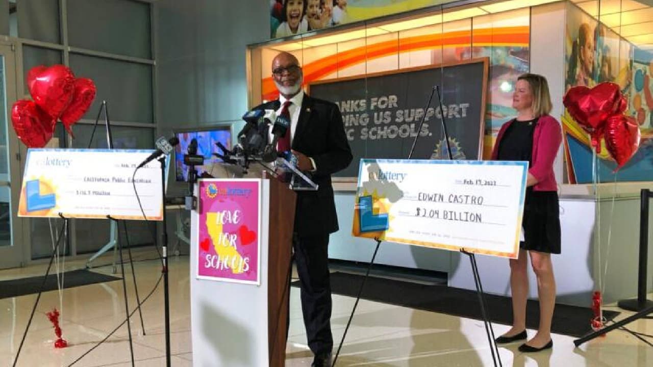 1. 
<b>$2.04 mil millones de Powerball</b>, que fueron sorteados el 7 de noviembre de 2022, y ganados por 
<b>Edwin Castro</b> en California.