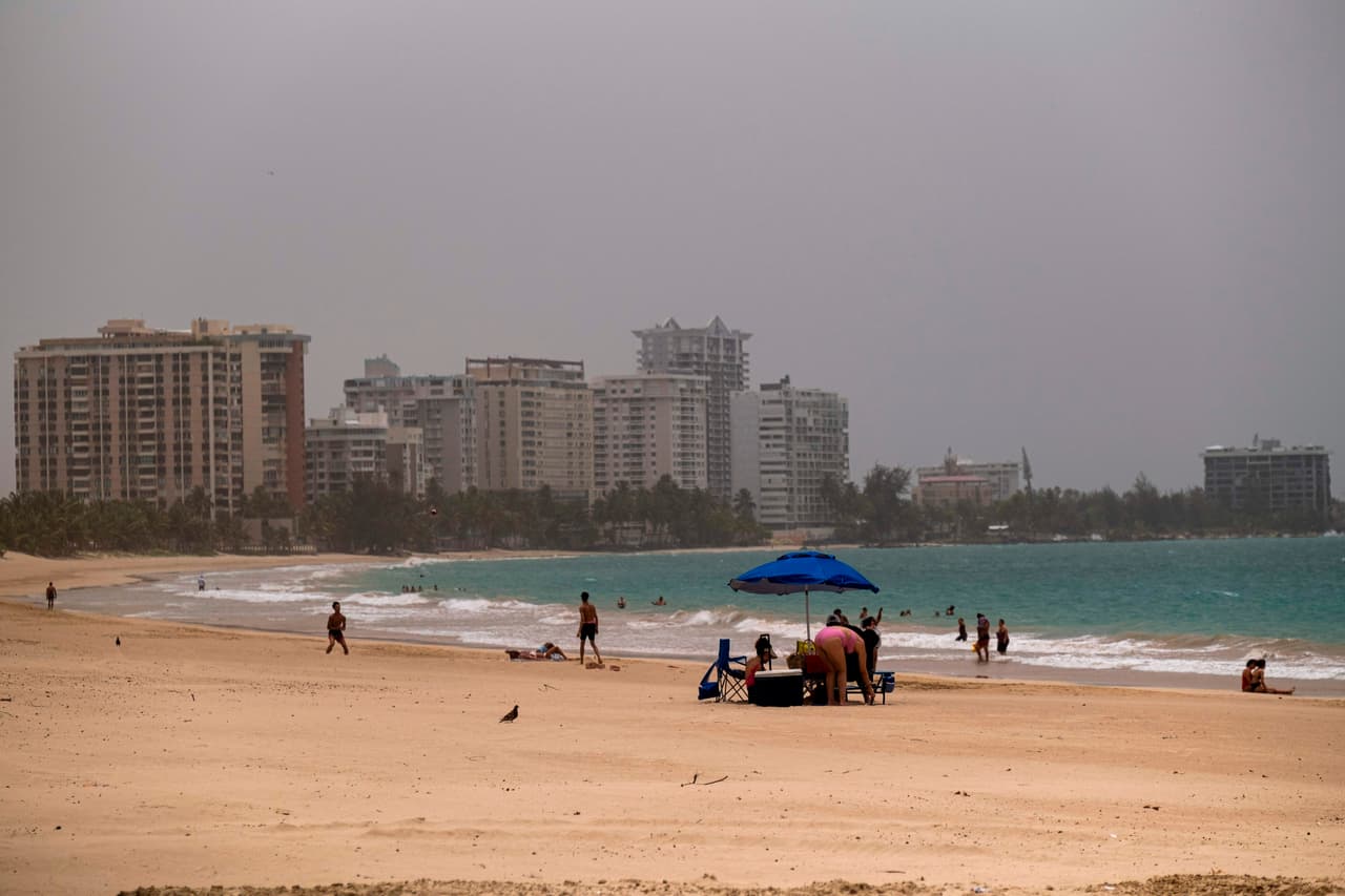 El departamento de Salud del país emitió un aviso especial para que los ciudadanos se mantuvieran atentos y acudir al hospital en caso necesario. A pesar de ello, algunas playas se pudieron ver con gente.