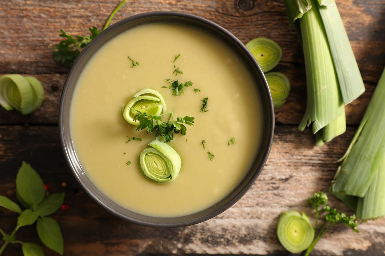 <b>La verdura o la sopa, primero. </b>La verdura tiene mucha fibra y pocas calorías, mientras que la sopa suele tener muchos nutrientes y pocas calorías. Ambos alimentos te ayudarán a controlar la saciedad y evitarán que abuses del segundo plato.