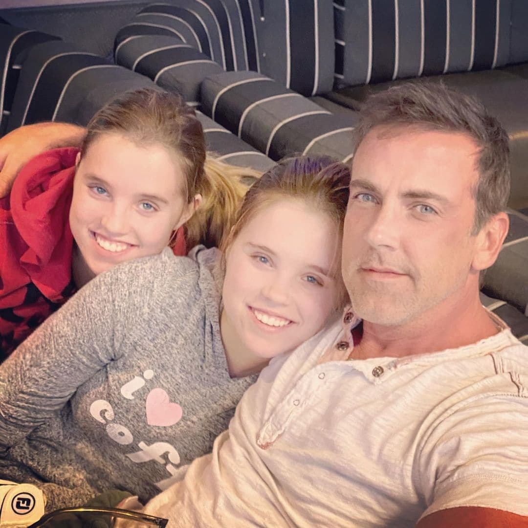 En 2002, el también productor y su entonces pareja decidieron adoptar las gemelas rusas Savannah y Sienna. Debido a que las niñas tienen los ojos claros igual que Ponce, muchos creen que son sus hijas biológicas, aunque eso es lo de menos, pues son una familia muy unida.