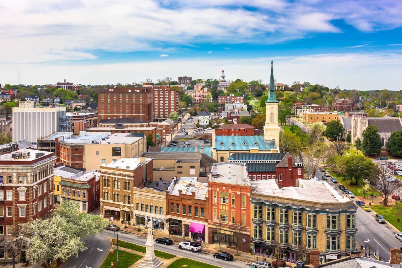 <h3 class="cms-H3-H3"><b>22. Macon-Bibb County, Georgia </b></h3>
<br>
<br>Durante 2020, esta área metropolitana notificó 1,624 delitos violentos, es decir 708 por cada 100,000 habitantes de la zona. Si bien los casos por robo han ido disminuyendo año tras año, 
<b>los de asalto agravado aumentaron en un 91.9% y los homicidios se duplicaron de 21 en 2019 a 44 en 2020</b>, por lo que la tasa en este rubro se ha disparado en un 55.7%. 
<br>