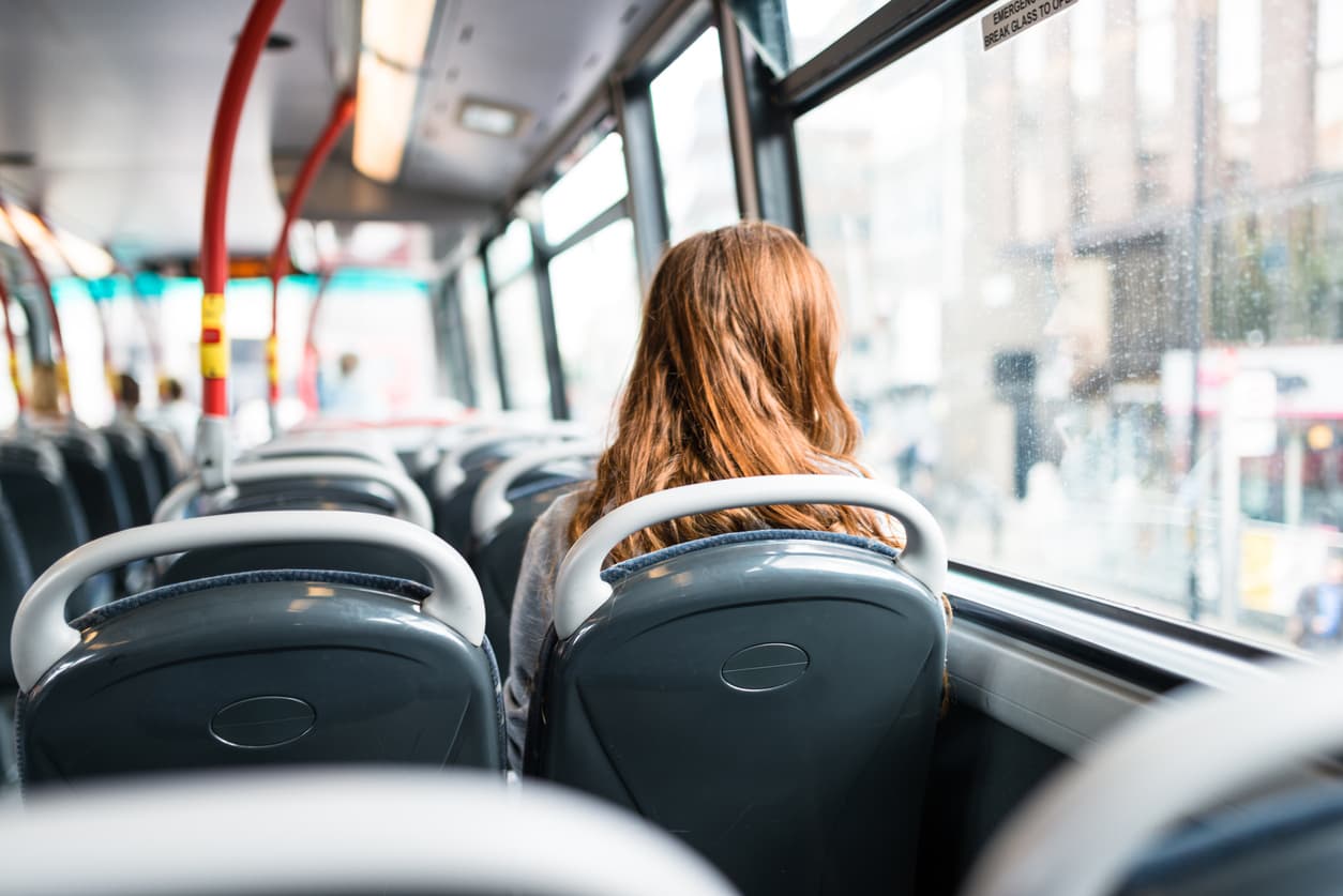 Una mujer finge estar dormida en un autobús para grabar el acoso sexual de un hombre que se masturbaba a su lado

