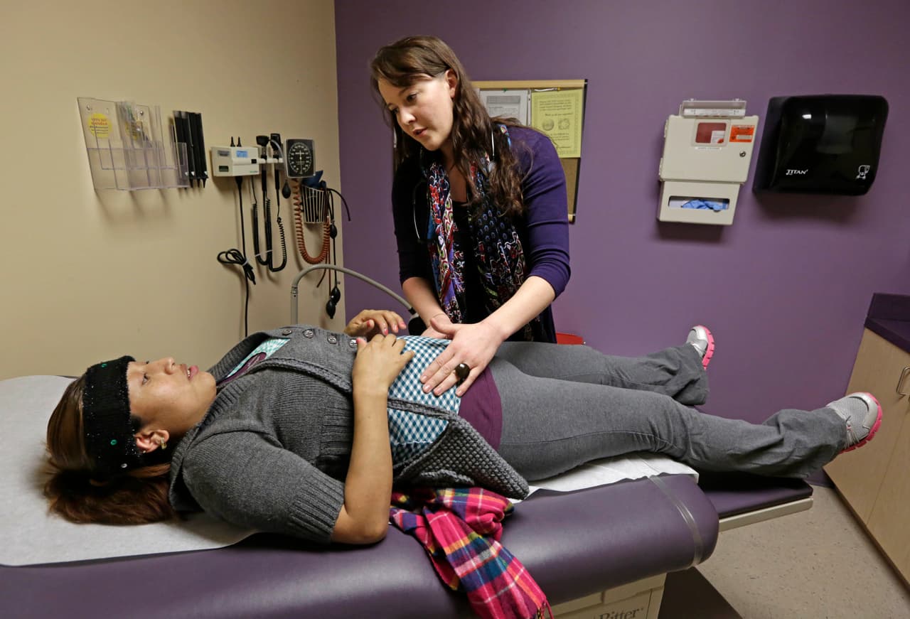 Aunque apenas 28% de las mujeres consultadas había usado los servicios de Planned Parenthood, 45% apoya el 
<a href="http://www.univision.com/noticias/salud-y-mujer/el-congreso-permite-a-los-estados-bloquear-dinero-federal-a-planned-parenthood">financiamiento</a> federal para todos los servicios que brinda esta organización.