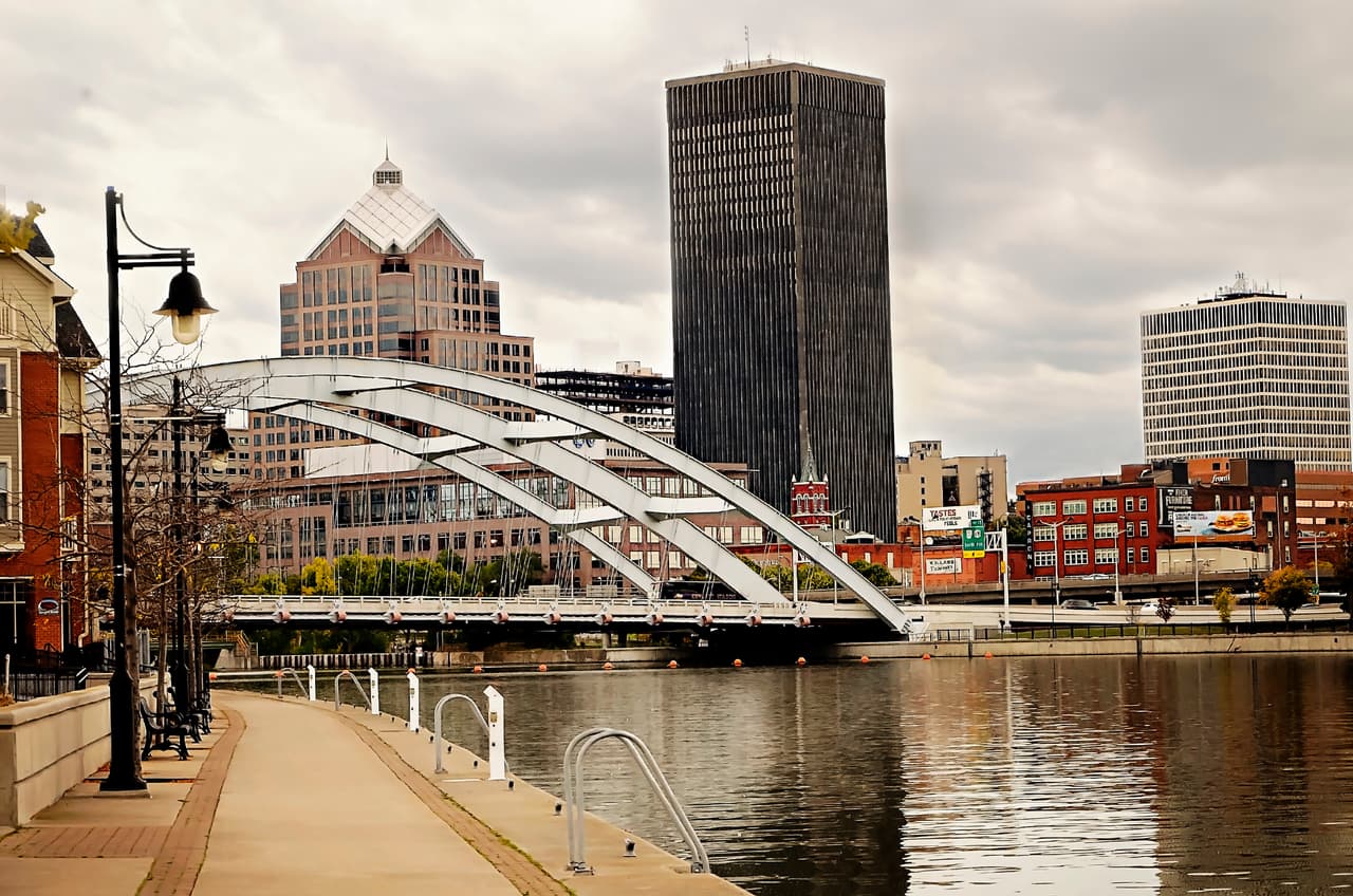 <b>Puesto 1. Rochester, New York</b>
<br>
<br>Aumento en el valor promedio de la vivienda en el último año: +43.1% (+103,209 dólares).
<br>
<br>Valor promedio de la vivienda en mayo de 2021: 342,582 dólares.
<br>
<br>Variación de la población en un año: -0.4% (-930 habitantes).
<br>
<br>Población: 206,848 habitantes.
<br>
<br>Aumento del ingreso familiar promedio: +6.6% (+$2,191 dólares).
<br>
<br>Ingreso familiar promedio: 35,590 dólares.
<br>